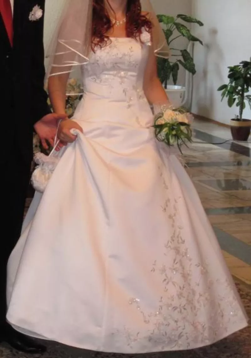 красивое,  элегантное свадебное платье  2
